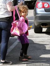 组图：杰西卡阿尔芭带两爱女学舞蹈 大女儿连换潮装