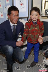 组图：古天乐破歌喉挑战歌舞片 亲吻小孩逗趣