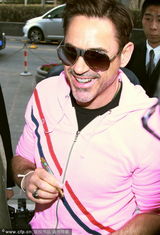 组图：《钢铁侠3》主创抵京 唐尼粉装亲和搞笑