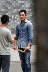 组图：李东学为电影新作练武 赤膊上阵秀肌肉