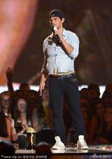 组图：艾玛-沃森MTV电影奖捧奖 男星裸下身搞怪