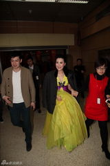 组图：央视春晚落幕 众星亮相后台露轻松笑容