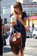 高清图：奥利维亚-王尔德街拍 波点裙搭流苏包