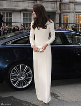 高清图：英国王妃凯特白色高开衩长裙端庄迷人