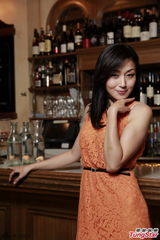 组图：万绮雯橙色连衣裙亮相 笑容甜美气质妩媚