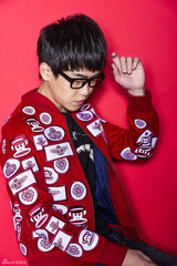 组图：刘心曝最新杂志写真 潮范儿棒球服亮眼