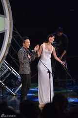 组图：林志玲金马奖大秀性感 和黄渤暧昧欲接吻