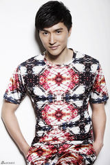 组图：陆昱霖最新写真个性潮装时尚感出众