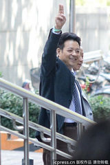 组图：李某某案宣毕梦鸽离开 同案律师比V手势