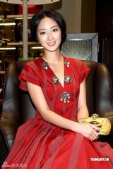 高清组图：桂纶镁大红深V礼服展淑女气质 否认与戴立忍感情生变 