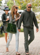 高清组图：惠特莉和男友杰森亮相 牛仔裤秀长腿