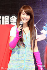 幻灯图：杨丞琳办庆功签唱会 四月小巨蛋性感开唱