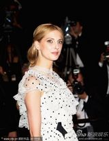 组图：竞赛片《勒阿弗尔》首映 贝尔波点裙轻盈
