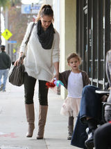 高清组图：杰西卡-阿尔芭街拍白色毛衣搭配长靴