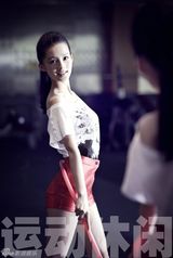 组图：李沁拍大片秀健康美肌 运动装青春逼人