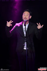 组图：张学友林忆莲献唱追忆林振强 Eason观看