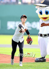 组图：金善雅金柱赫为棒球赛开球 情侣档宣传新片