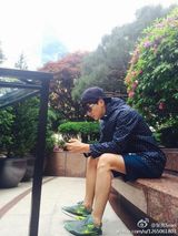 组图：张亮黑超短裤送福利 秀白花花大长腿