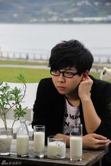 组图：胡夏新专辑写真曝光 书生气萌态十足