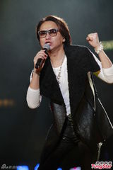 组图：big4开演唱会发红封包 互曝成员糗事