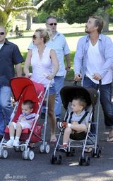 幻灯图集：布兰妮和男友携儿子出游 场面温馨