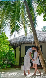 组图：关颖着白裙与未婚夫度假 海滩甜蜜亲吻