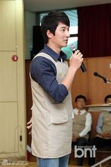 组图：韩星郑俊浩出席志愿活动献爱心