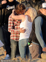 组图：布兰妮片场拍新曲MV 与年轻嫩模火辣舌吻