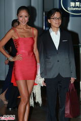 组图：晶刚香港婚宴 蒋怡红色礼服性感与男友现身