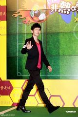 幻灯图：黄晓明赞Angelababy(杨颖)不避嫌 大方承认上海看电影