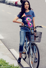 组图：小宋佳中秋“风车”送福 素颜单车快乐做福娃