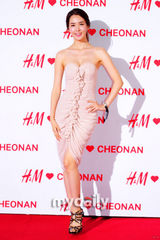 组图：李多海着抹胸裙挤爆乳 助阵服装店开业 