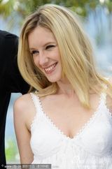 高清图：《被爱的人》发布 露德温与导演贴身暧昧