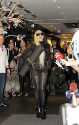 组图：Lady Gaga现身台北闹市 众多市民围观引混乱