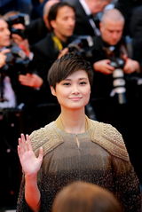 组图：《一无所有》首映 女星豪放秀美乳蛮腰