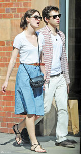 组图：凯拉-奈特利和未婚夫街头热吻