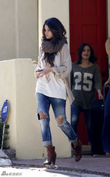 组图：赛琳娜破洞牛仔出镜 戴围巾演绎街头时尚