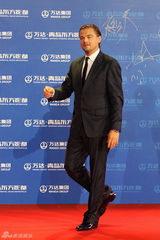 组图：万达百米红毯第二秀 梁朝伟赵薇众星百态