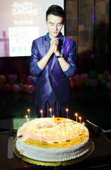 组图：王凯北京与粉丝同庆生 胡宇威远程示爱