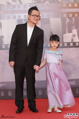 组图：九把刀携小萝莉亮相金像奖红毯比剪刀手