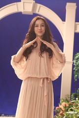 组图：范玮琪为公益歌曲拍摄MV 个唱邀吴佩慈站台