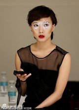 组图：中国女性勇闯T台 李玉刚反串亮眼