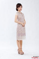 组图：吴丹妮淑女气质照曝光 手拿红包卖萌