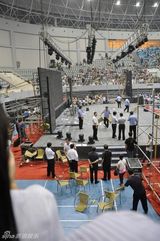 组图：张信哲梁静茹演唱会半场中断