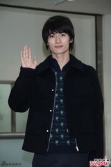 组图：日本花美男三浦春马抵台 粉丝扎堆围观