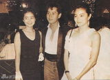 组图：邓丽君与好友珍贵合影 青霞热吻成龙搂肩