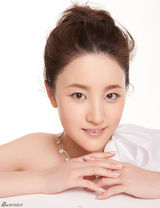 组图：刘筱筱白衣写真粉嫩肌肤弹指可破