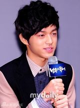 组图：金允锡吴妍秀出席《南方大作战》发布会