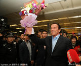 组图：施瓦辛格西安参观兵马俑 华服美女送石榴