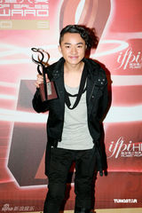 幻灯图：阿Sa(蔡卓妍)时尚现身颁奖礼 走出阴霾露久违笑容